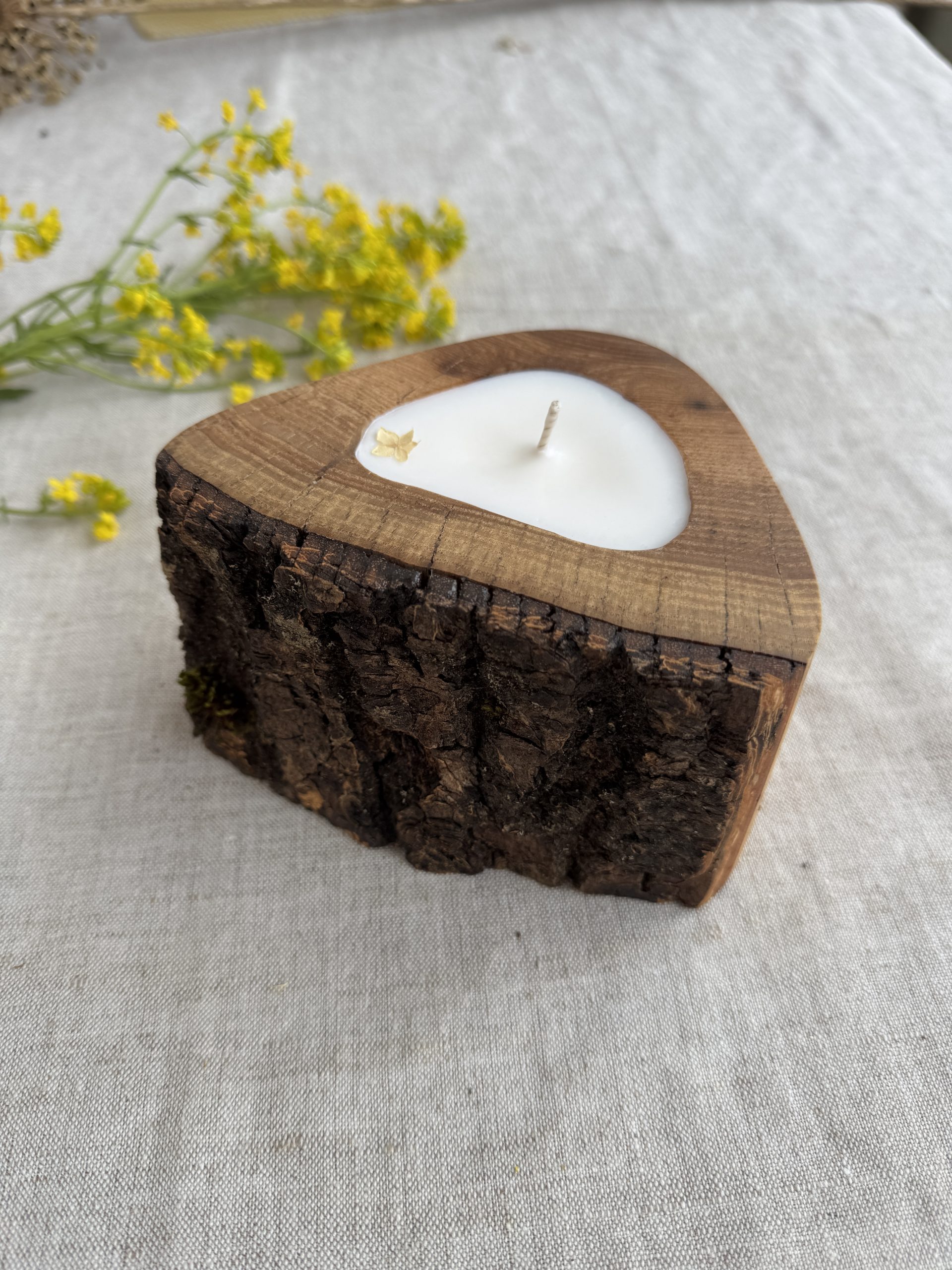 Handmade ash wood candle with Siena Elegance scent and natural soy wax