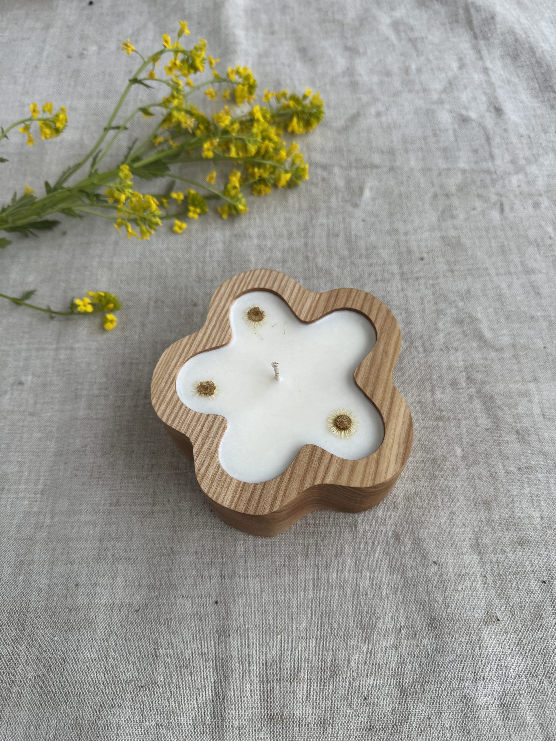 Handmade ash wood soy candle without fragrance decorated with dried flowers
