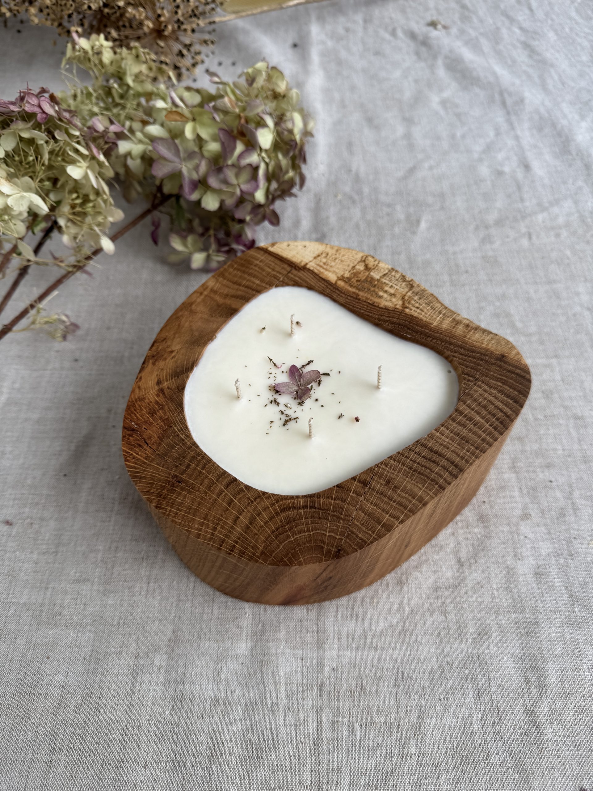 Handmade oak wood soy candle with jasmine scent and dried flowers