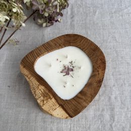 Handmade oak wood soy candle with jasmine scent and dried flowers