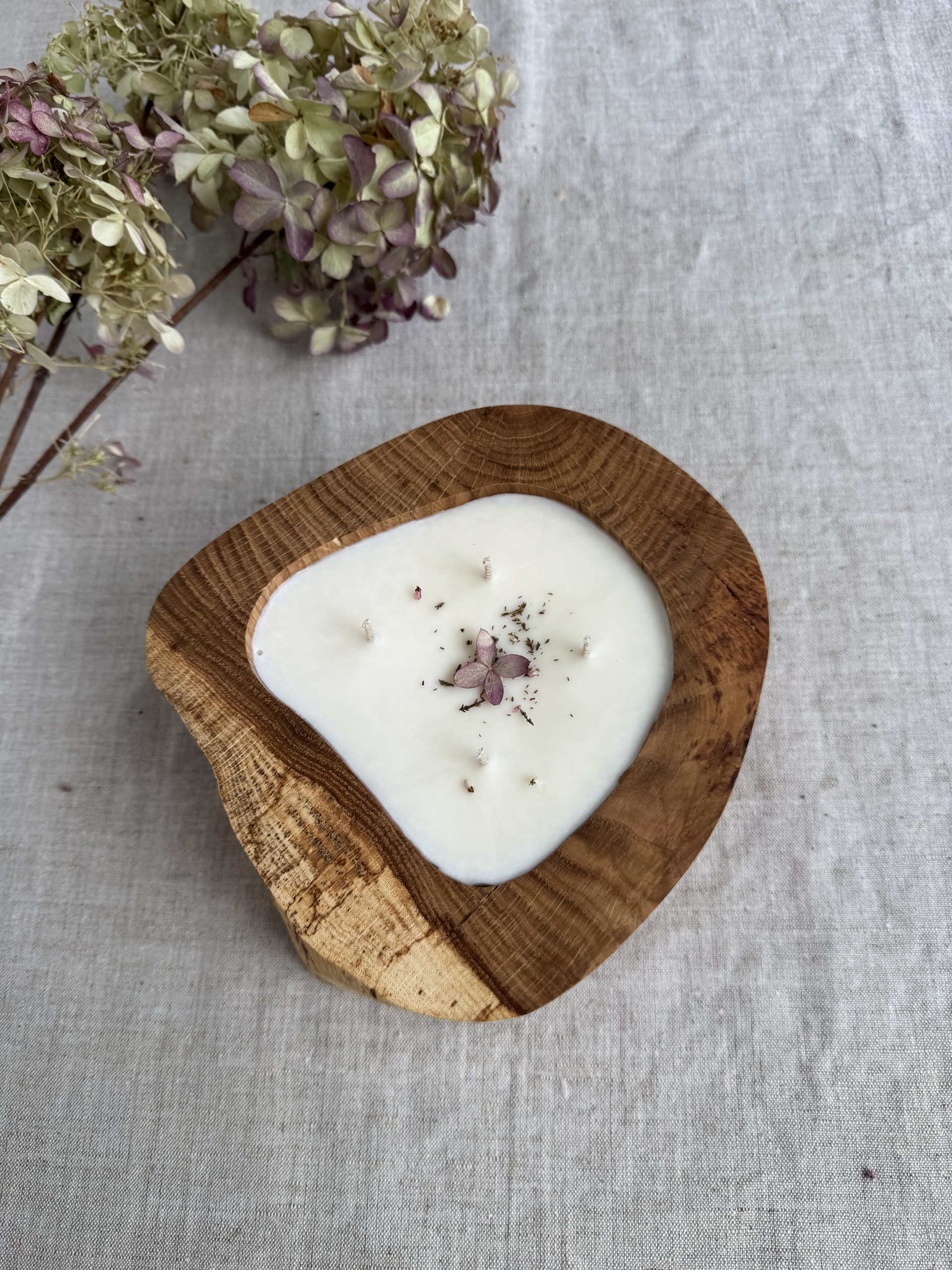 Handmade oak wood soy candle with jasmine scent and dried flowers