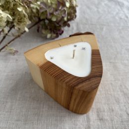 Handmade ash wood soy candle with peony scent and dried flower decoration