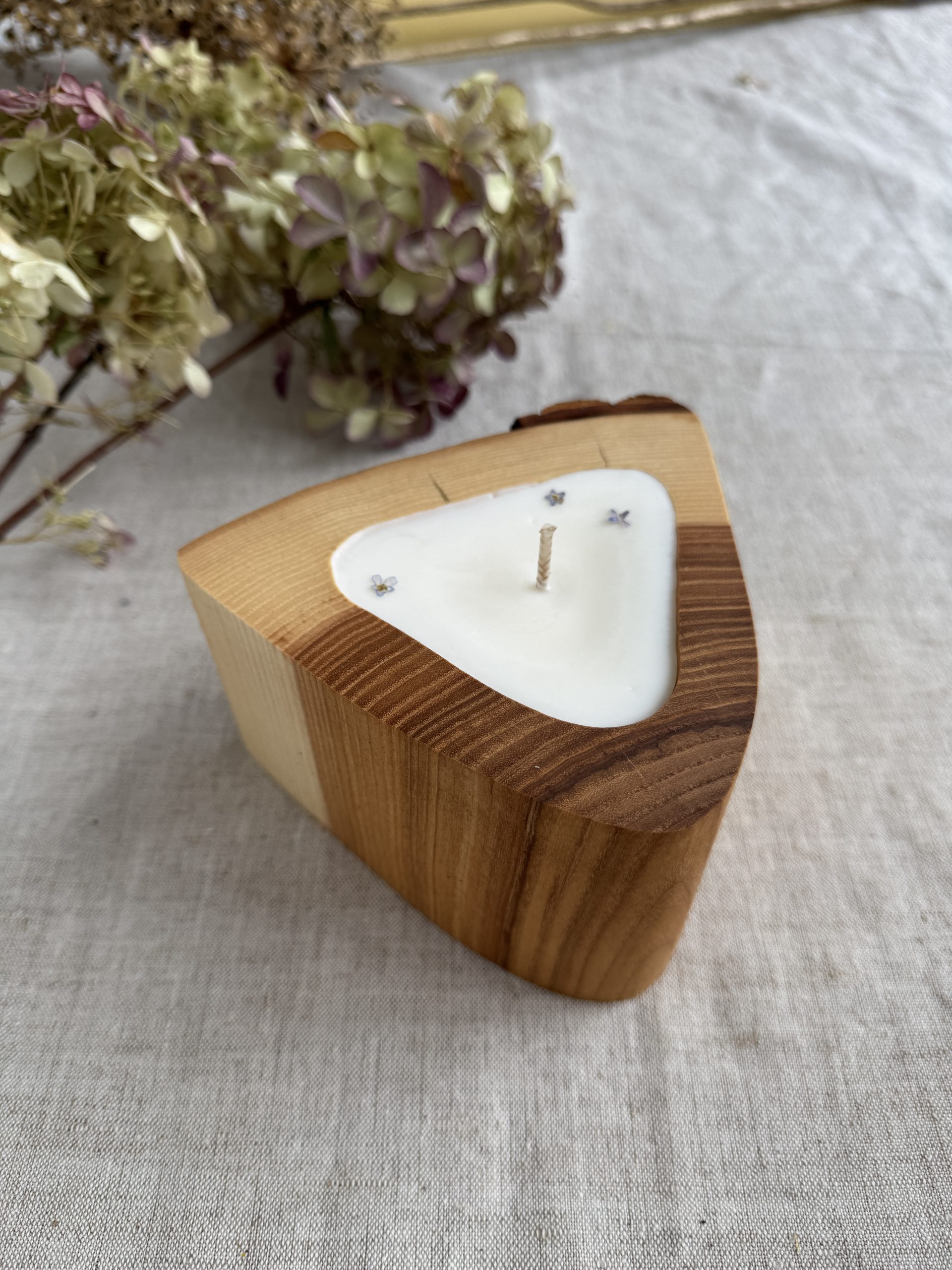Handmade ash wood soy candle with peony scent and dried flower decoration
