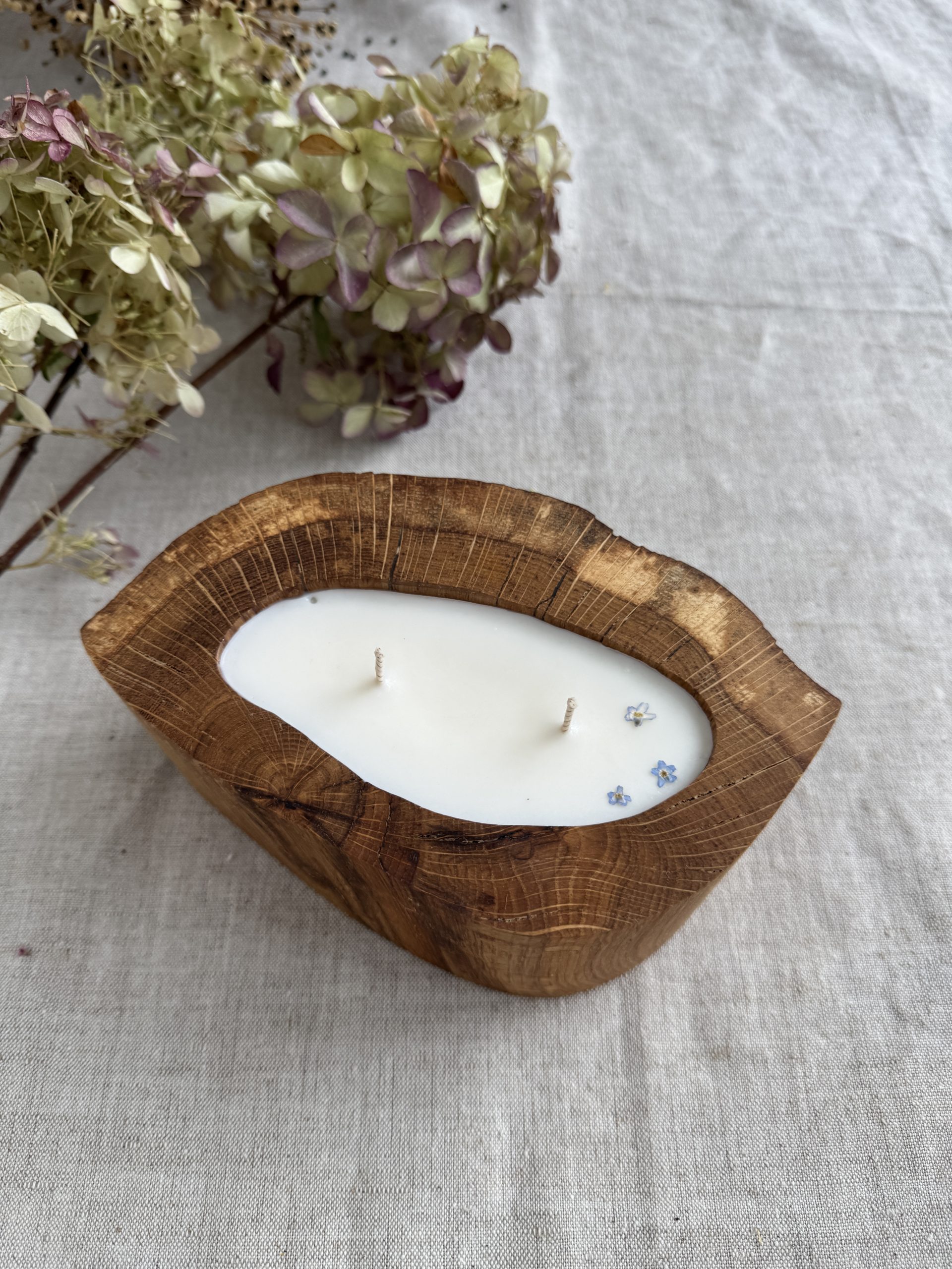 Handmade oak wood soy candle with Siena Elegance scent and dried flowers