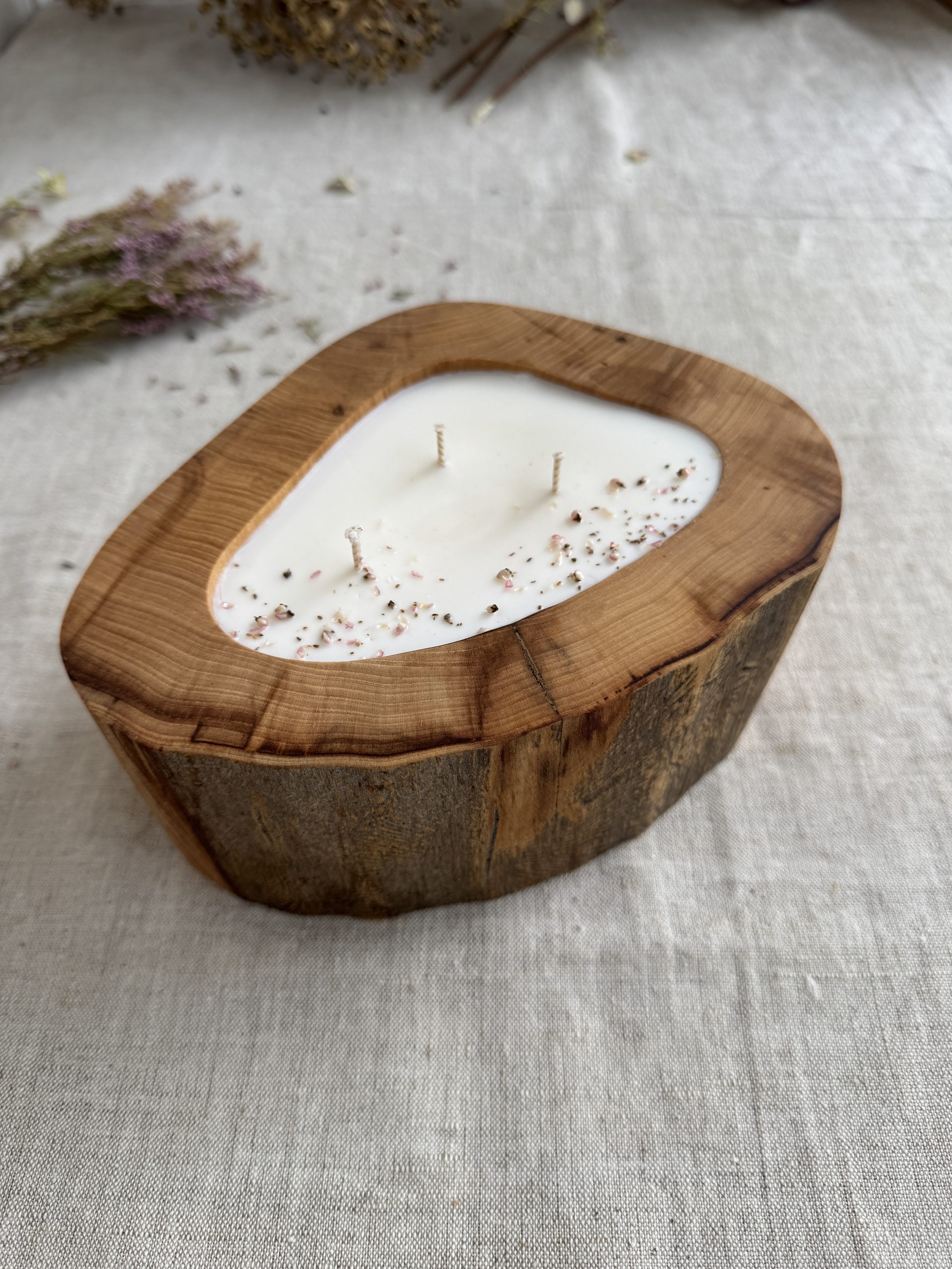 Handmade elm wood soy candle with Siena Elegance fragrance and dried flowers