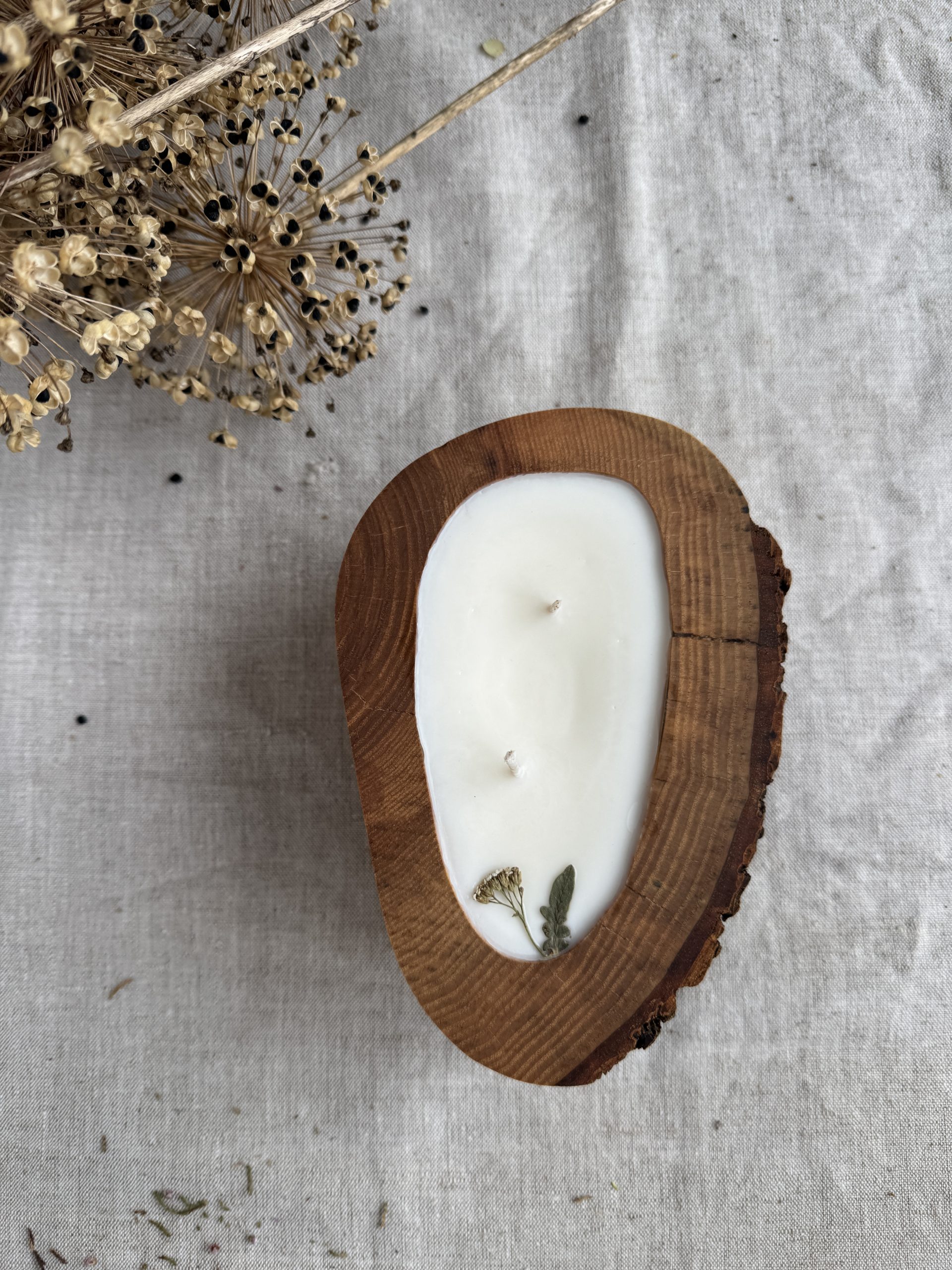 Handmade ash wood soy candle with magnolia fragrance and dried flowers