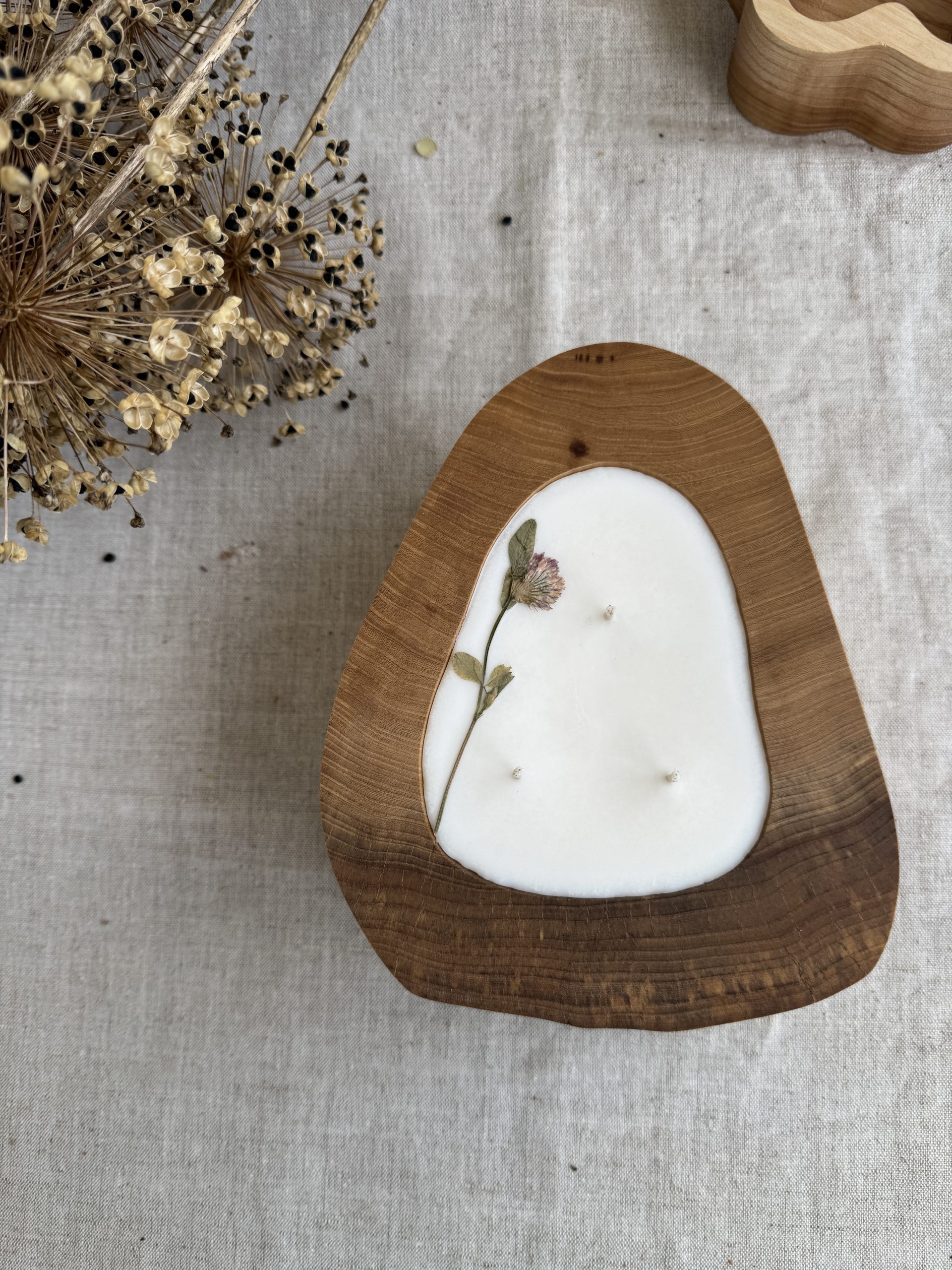 Handmade elm wood soy candle with magnolia fragrance and dried flower decoration