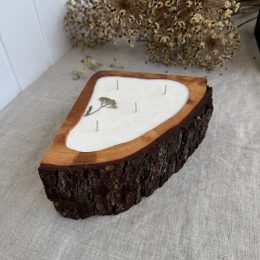 Handmade alder wood soy candle with magnolia fragrance and dried flower decoration