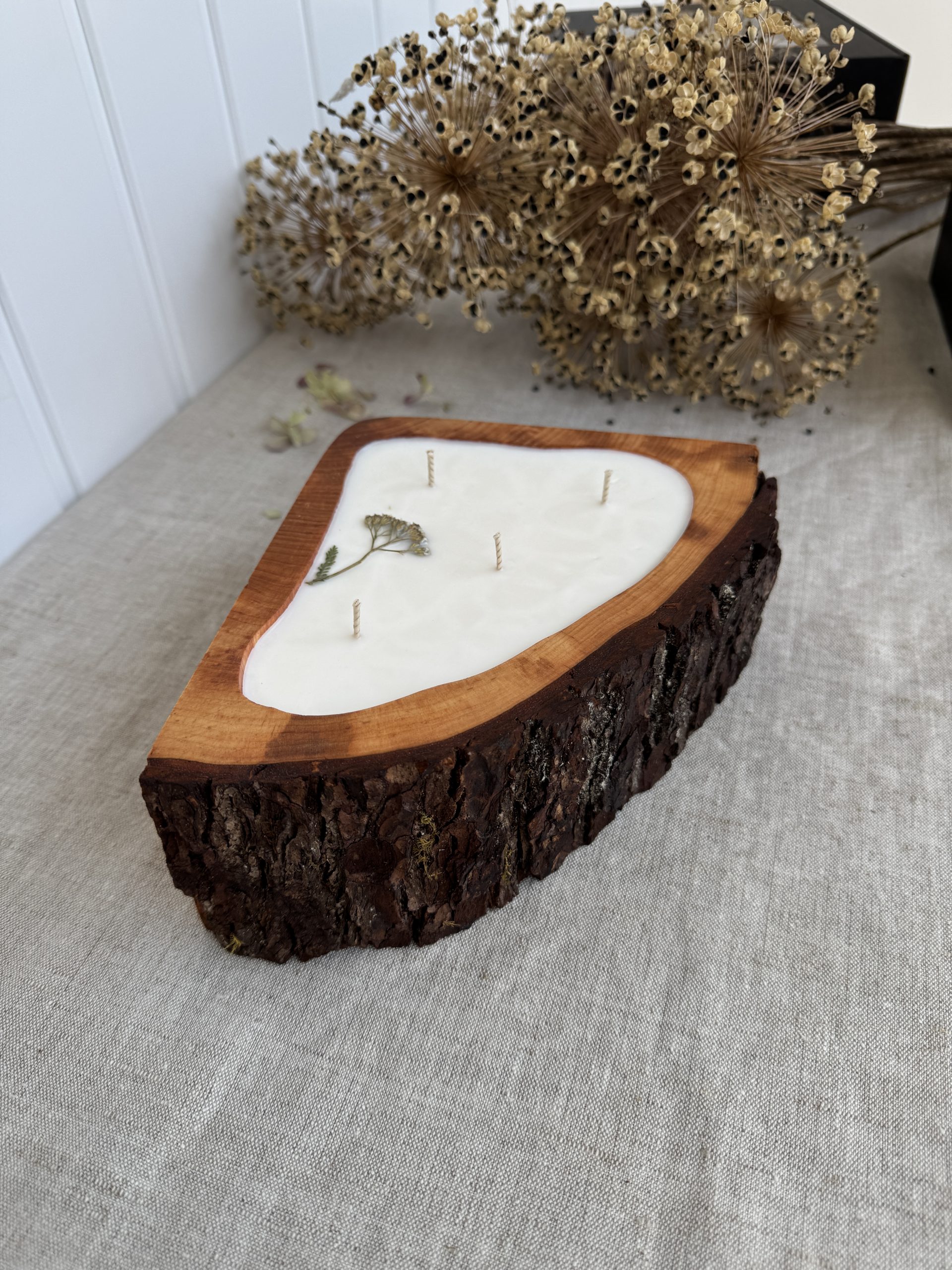 Handmade alder wood soy candle with magnolia fragrance and dried flower decoration