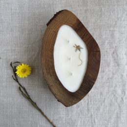 Handmade ash wood soy candle with Siena Elegance fragrance and dried flower decoration