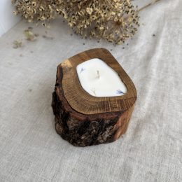 Handmade oak wood soy candle with peony fragrance and dried flower decoration