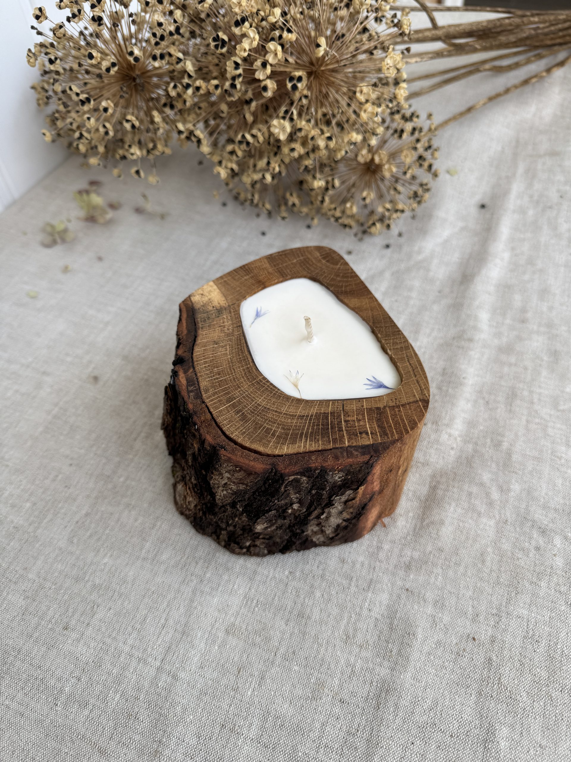 Handmade oak wood soy candle with peony fragrance and dried flower decoration