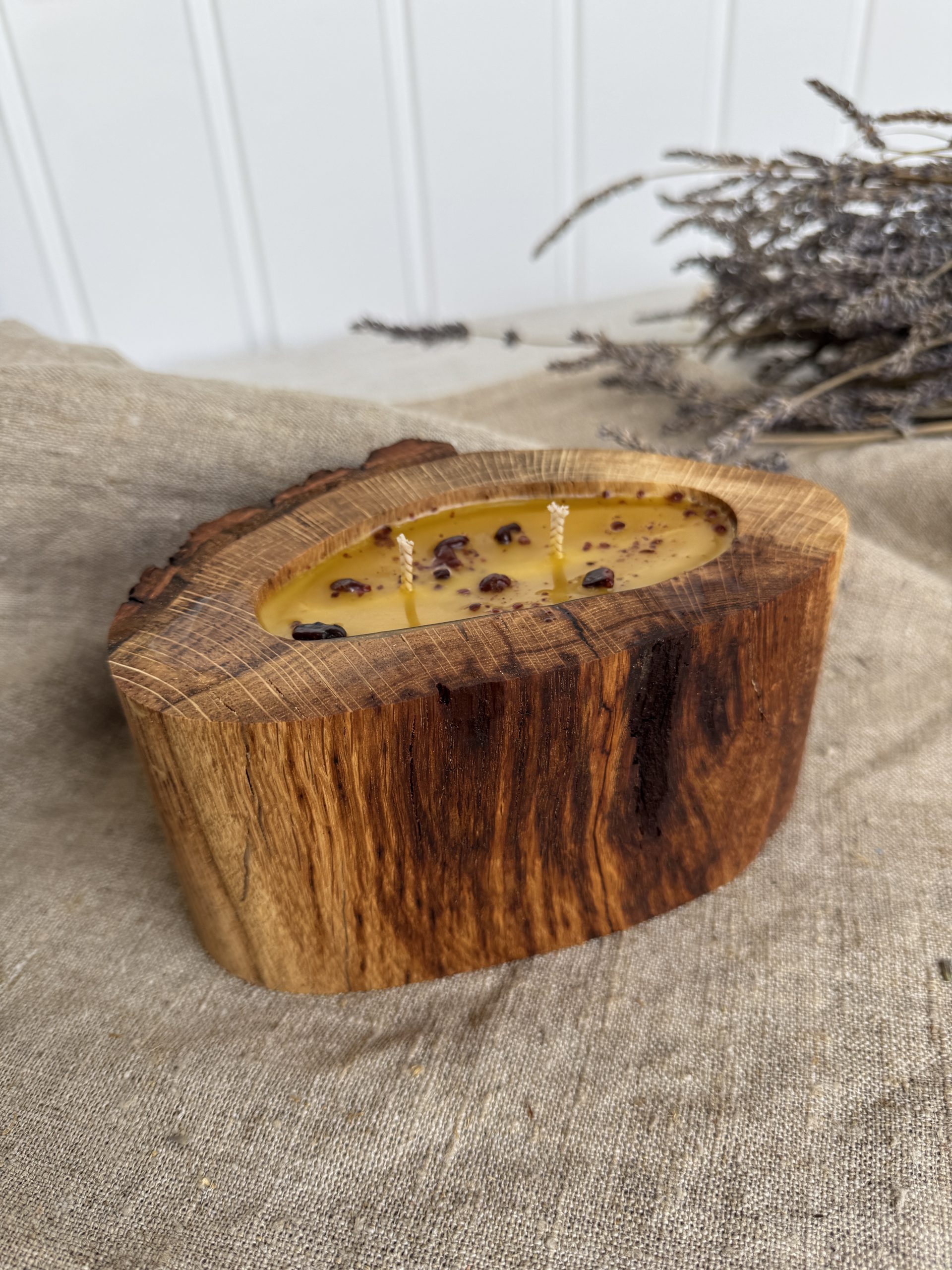 Natural Beeswax & Propolis Candle in Oak Wood - Image 4