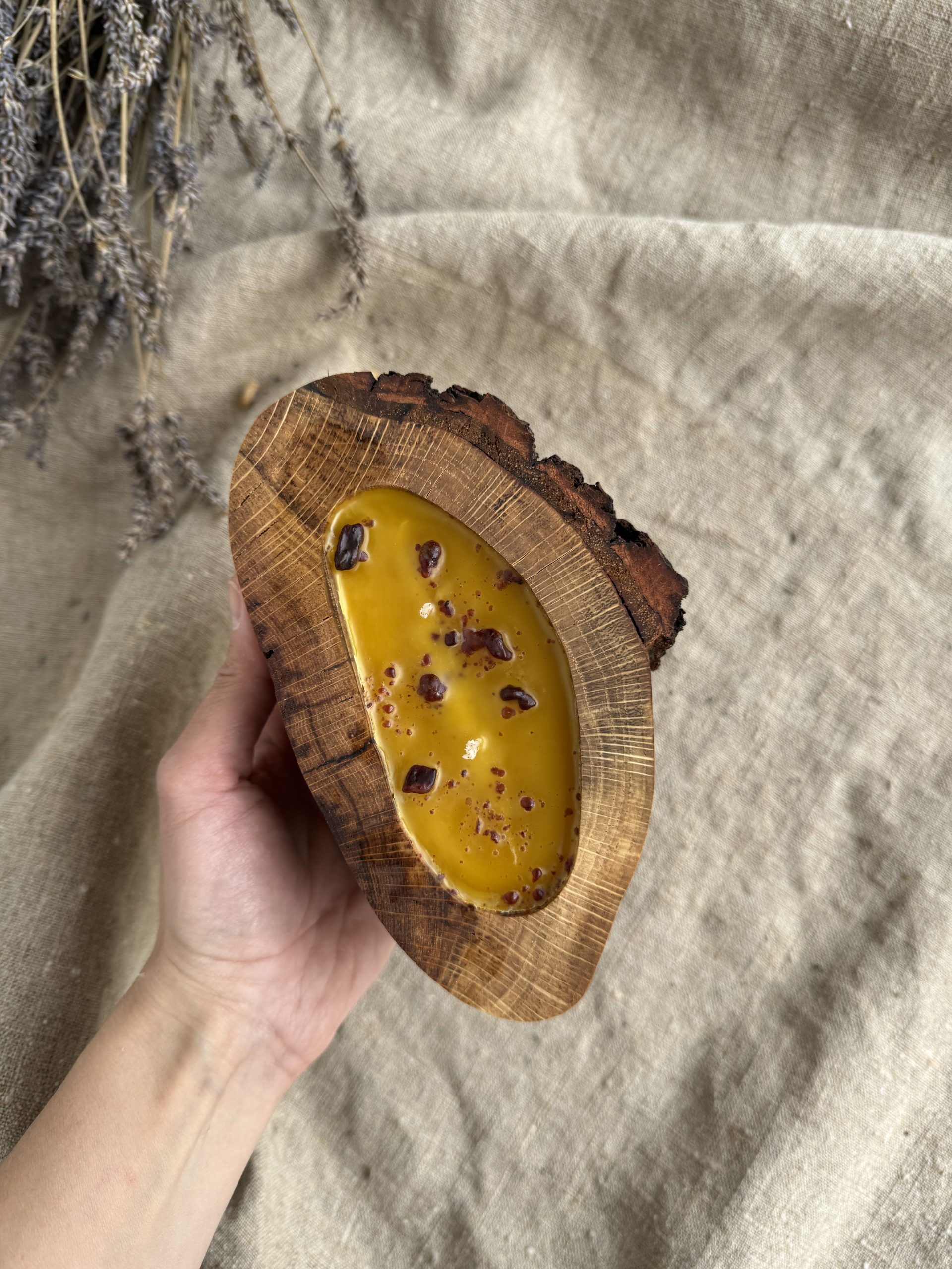 Natural Beeswax & Propolis Candle in Oak Wood - Image 5