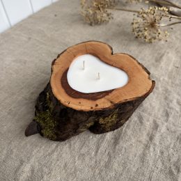 Handmade soy wax candle in natural apple wood with Magnolia fragrance and two cotton wicks