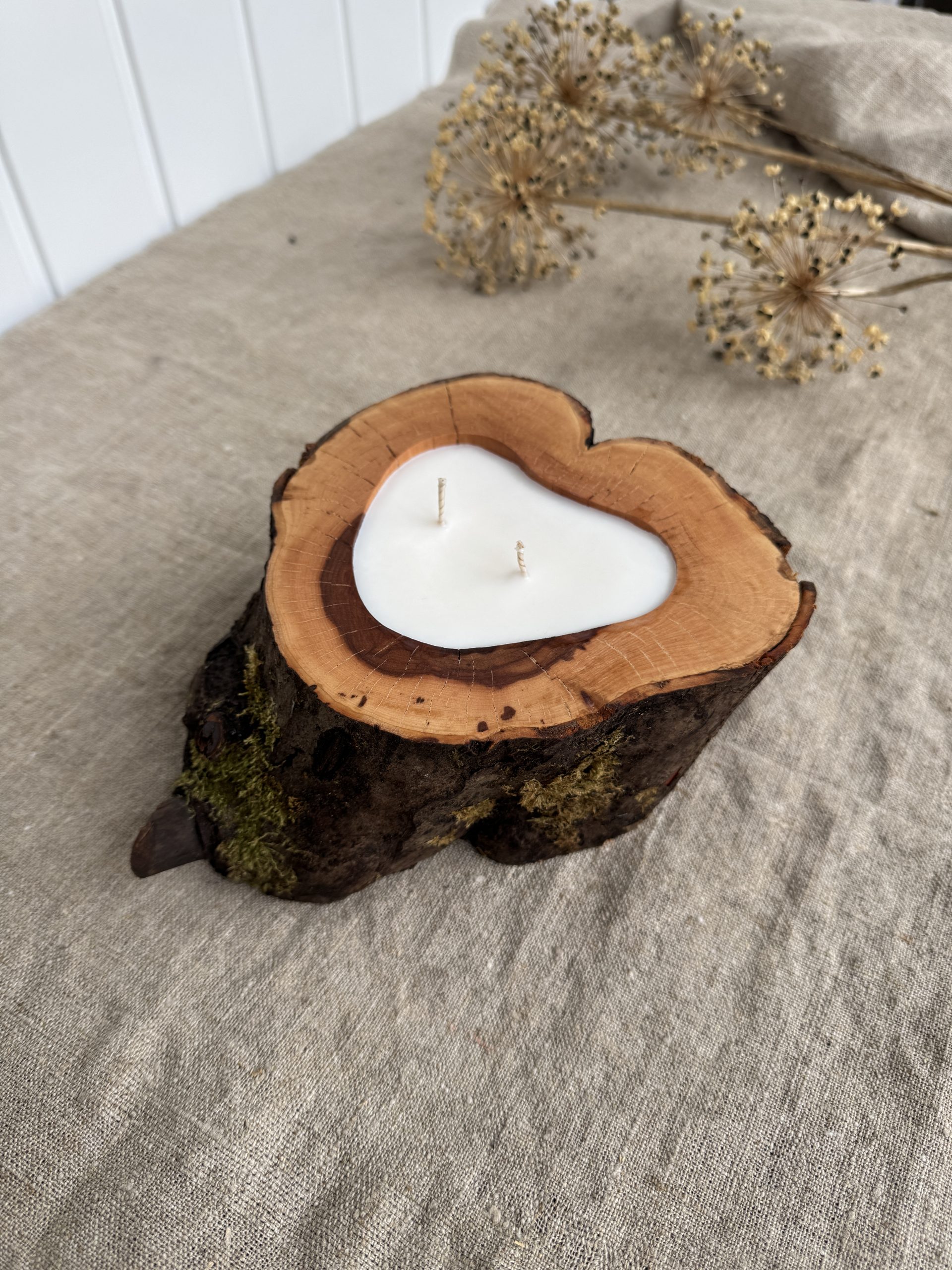 Handmade soy wax candle in natural apple wood with Magnolia fragrance and two cotton wicks