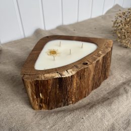 Handmade soy wax candle in natural oak wood with Siena Elegance fragrance and four cotton wicks