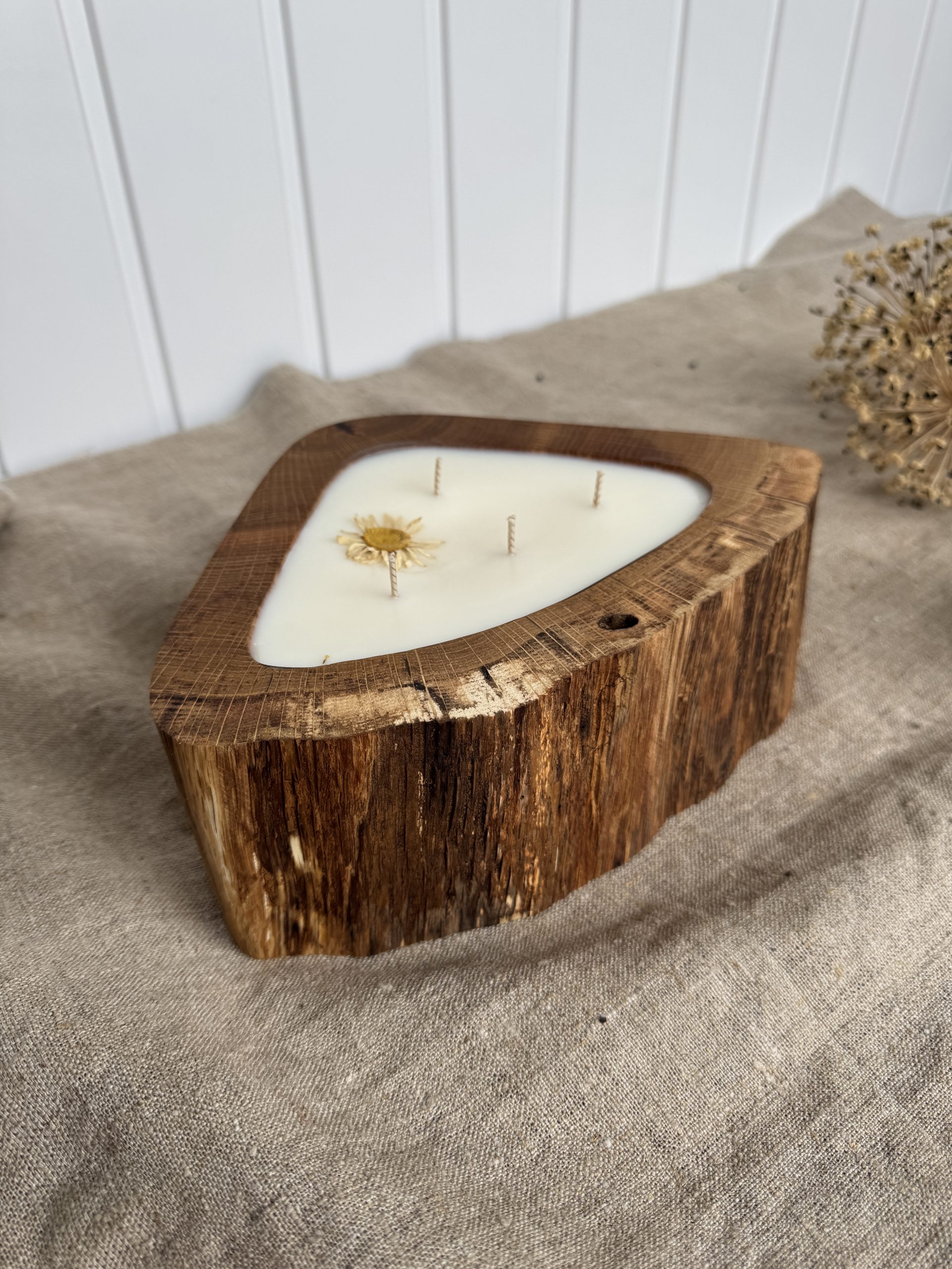 Handmade soy wax candle in natural oak wood with Siena Elegance fragrance and four cotton wicks
