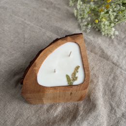 Handmade soy wax candle in natural alder wood with Magnolia fragrance and two cotton wicks