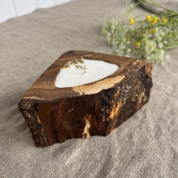 Handmade soy wax candle in natural oak wood with Gingerbread fragrance and cotton wick