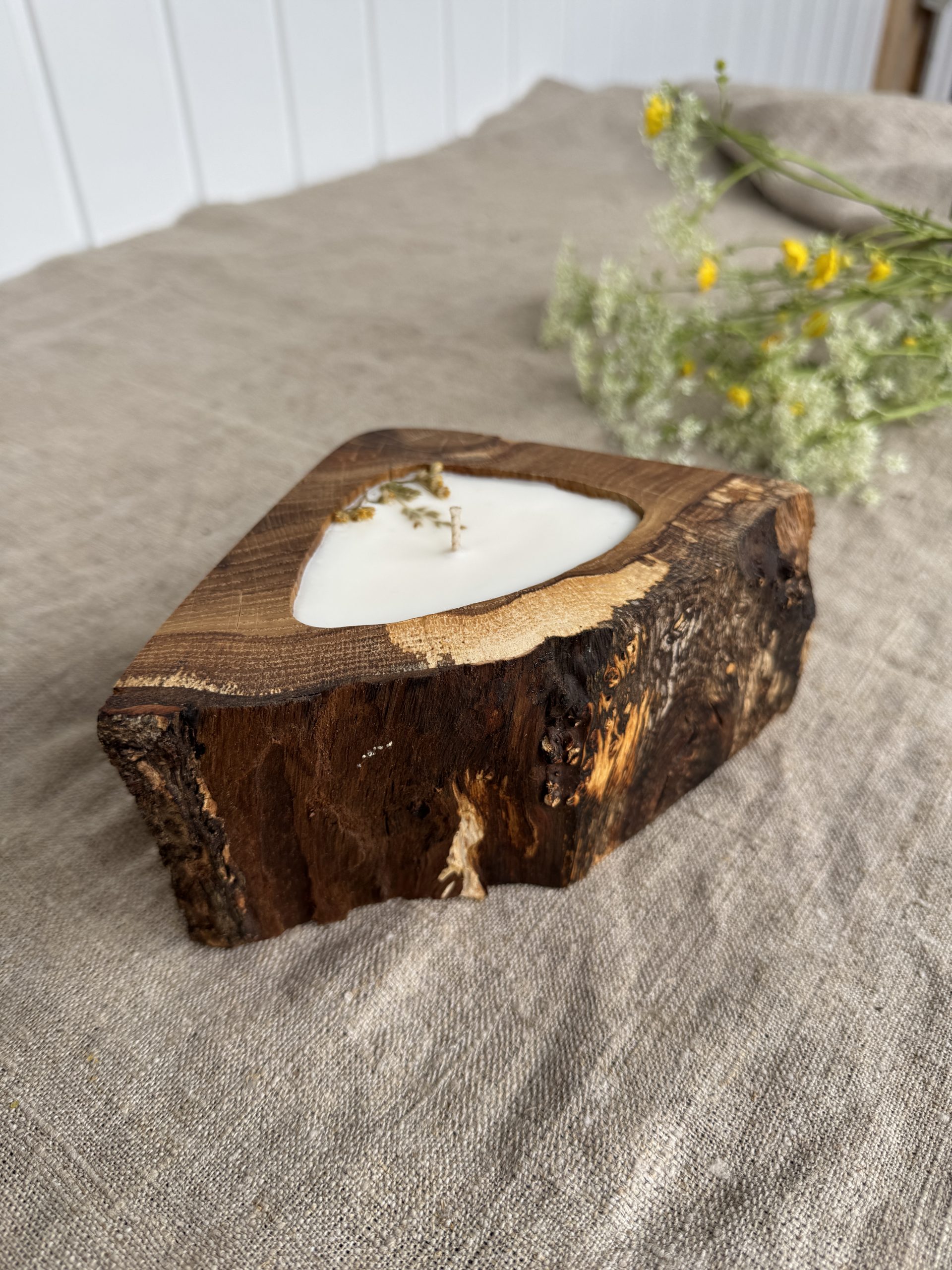 Handmade soy wax candle in natural oak wood with Gingerbread fragrance and cotton wick