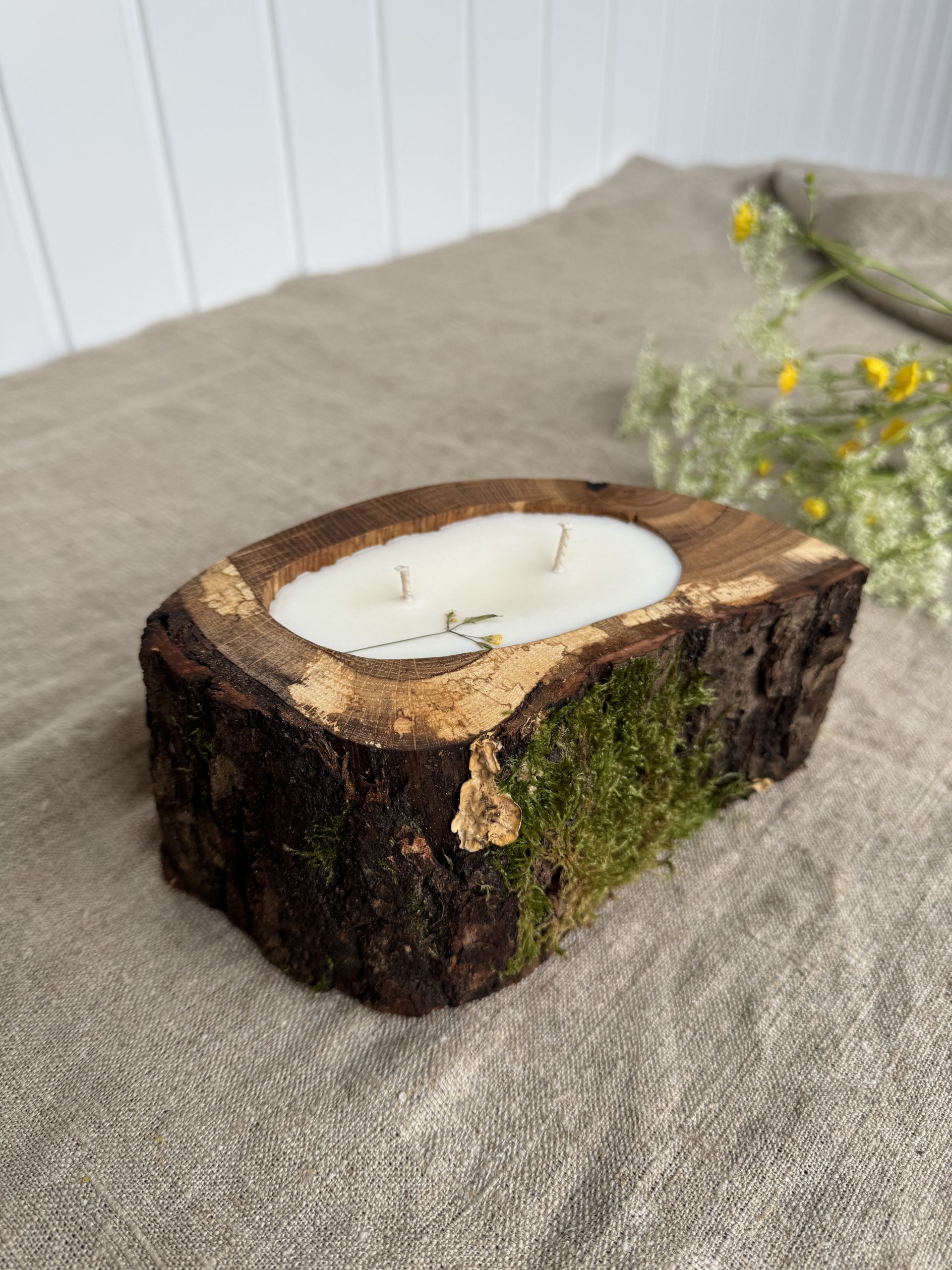 Handmade soy wax candle in natural oak wood with Vanilla fragrance and two cotton wicks