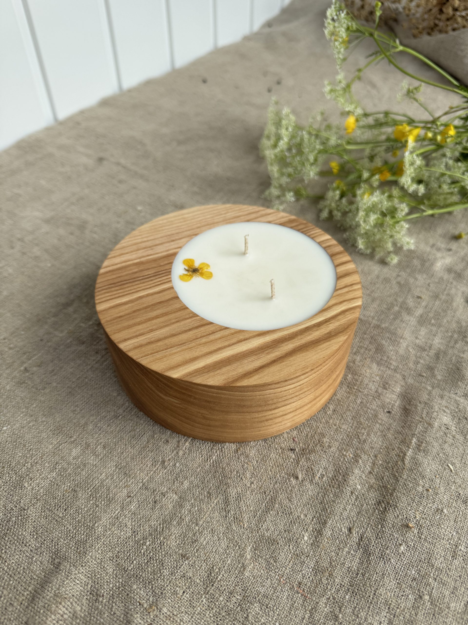 Handmade ash wood soy candle with Melon fragrance and two cotton wicks